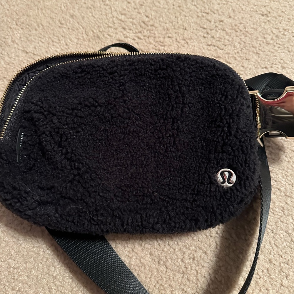 Black lulu lemon sherpa belt bag